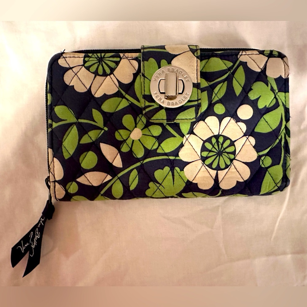 Vera Bradley Clutch Wallet 2 sections zip around closure New.